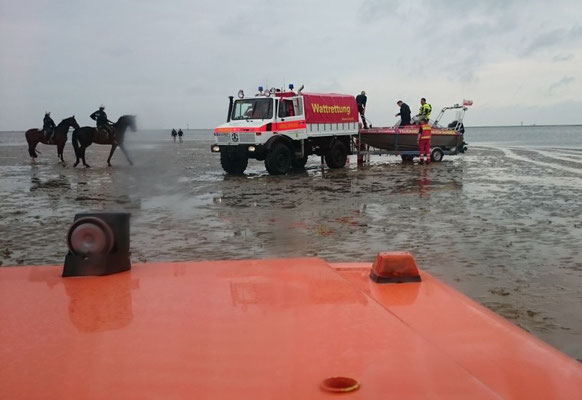 Die "Franz Mützelfeldt" wird klar gemacht und geht anschließend zu Wasser © Freiwillige Feuerwehr Cuxhaven-Duhnen
