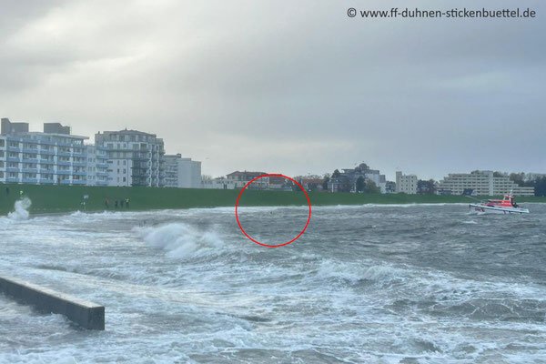 Schwierige Situation, hat der Schwimmer Probleme ? © FF-Duhnen-Stickenbüttel