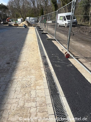 Der Abschluss zwischen Vorplatz und Straße ist fertig gestellt © FF-Duhnen-Stickenbüttel