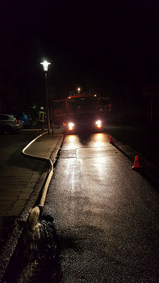 ... und fördert das Wasser aus dem Keller © Freiwillige Feuerwehr Cuxhaven-Duhnen