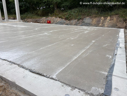 Die Betonplatte vom Sozialtrakt härtet aus © FF-Duhnen-Stickenbüttel