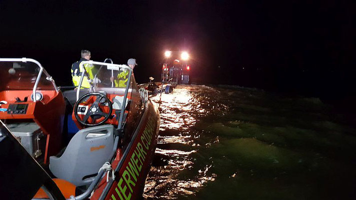 Der Trecker holt das Boot wieder ab © Freiwillige Feuerwehr Cuxhaven-Duhnen