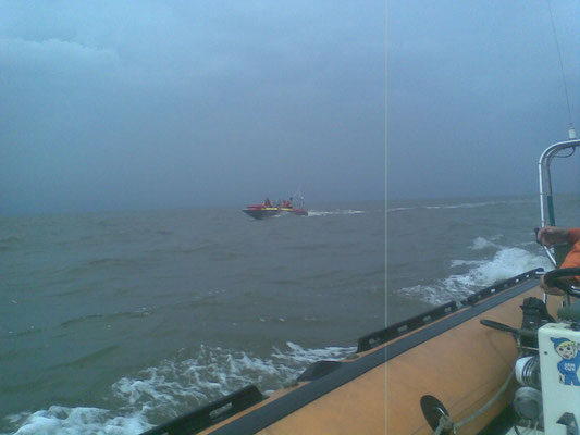 Das Boot der BF begleitet © FF-Duhnen