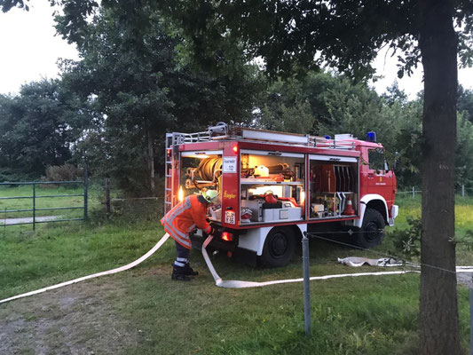 Das Tanklöschfahrzeug aus Stickenbüttel beim Aufbau der Wasserversorgung © Freiwillige Feuerwehr Cuxhaven-Duhnen