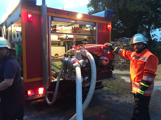 Der Maschinist am Bedienstand der Tragkraftspritze © Freiwillige Feuerwehr Cuxhaven-Duhnen