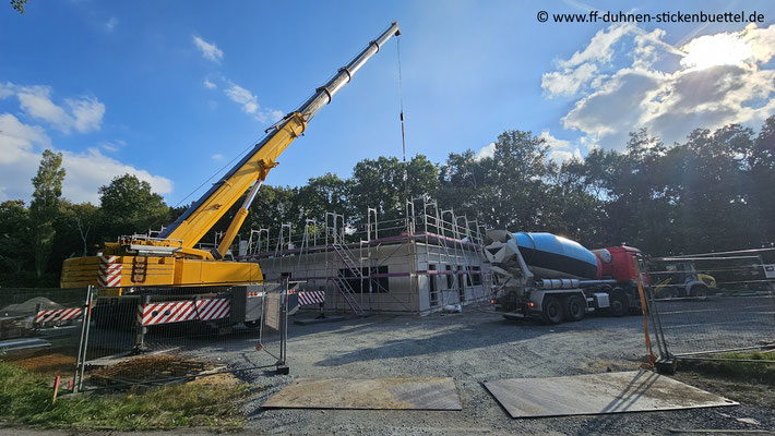 Der mit Mischwagen angelieferte Beton wird per Betonbombe vom Kran auf das Dach transportiert © FF-Duhnen-Stickenbüttel