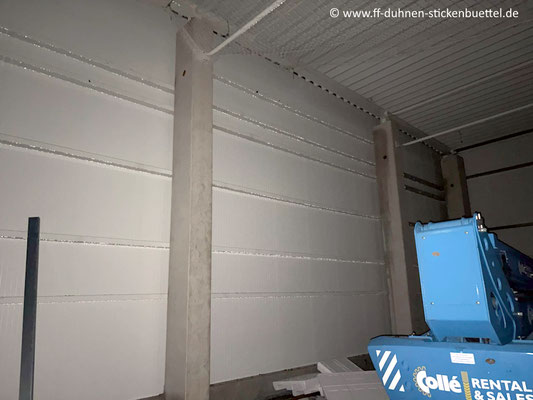 Die Rückwand ist schon mal dicht. © FF-Duhnen-Stickenbüttel