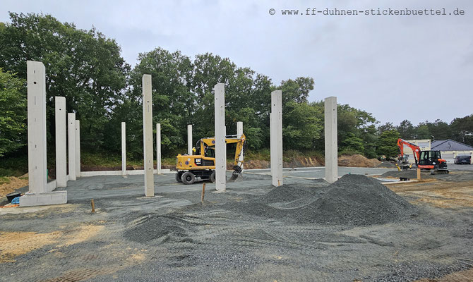Mineralgemisch wird eingebracht und verdichtet, die Hallenumrandung wurde verbaut. © FF-Duhnen-Stickenbüttel