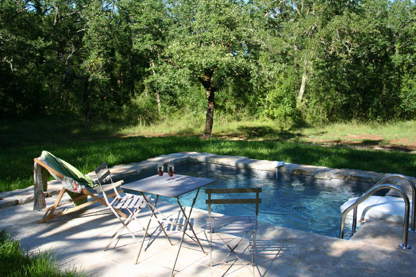 et si on mangait au bord de la  piscine idéal pour fêter un évènement avec son amoureux amoureuse ! 