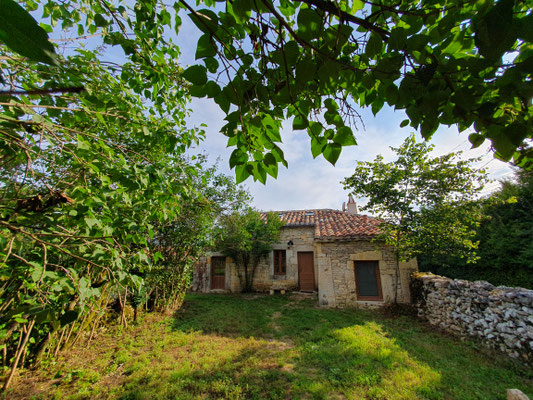 la maison avec un petit jardin côté nord gite Lot Quercy Occitanie 