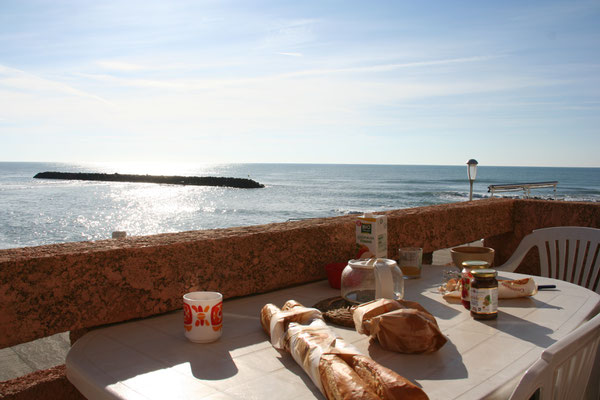 la plage du Môle au Cap d'Agde vue depuis le gite la maison du Cap d'Agde  petit déjeuner 