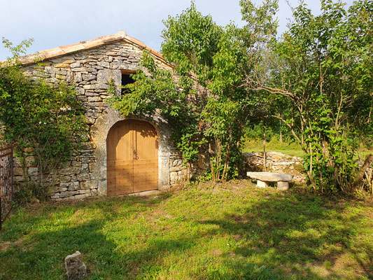 une petit grange attenante est disponible pour stockage vélo, mots ou autre il y a aussi la machineà laver gite Lot Quercy Occitanie  