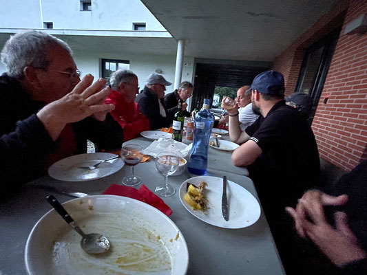 Repas convivial le soir du lundi de Pentecôte