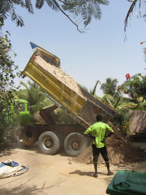 LKW mit Sandlieferung