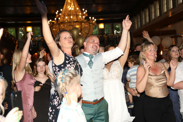 Es gab kein Halten mehr - sogar die Hochzeitsplanein konnte nicht anders als zu tanzen!