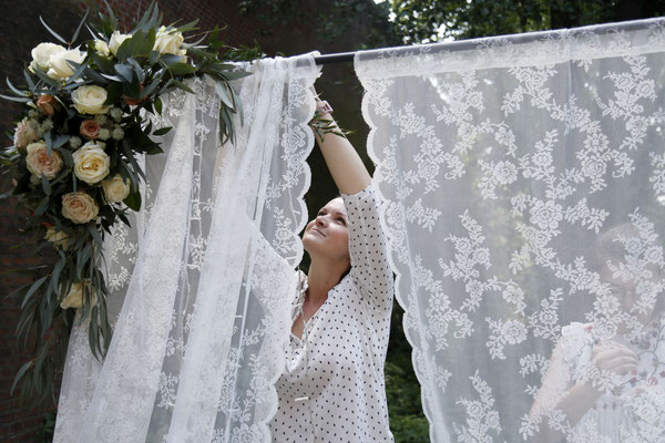 Ihre Dekoration zur Trauung wird von Ihrer Hochzeitsplanerin aufgebaut