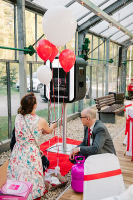 Heliumballons benötigen immer die Zusammenarbeit mehrerer Leute.