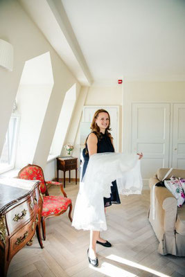 Ihre Hochzeitsplanerin übergibt auch mal das Brautkleid