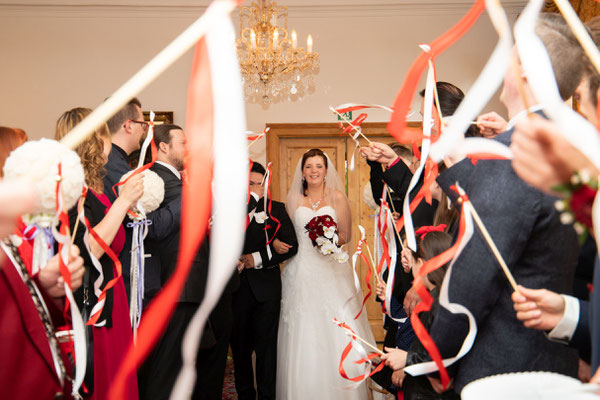 die Gäste schwingen kräftig die Weddingwands in rot-weiss