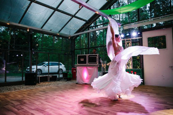 Warum nicht mal eine Bauchtänzerin auf einer Hochzeit auftreten lassen!?