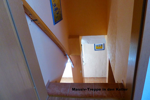 Massiv-Treppe in den Kellerbereich