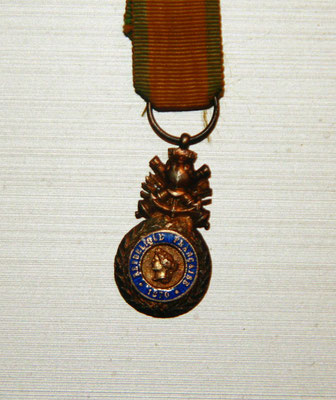 médaille militaire miniature ,modèle biface aux canons bélière fixe  .prix : 55 euros