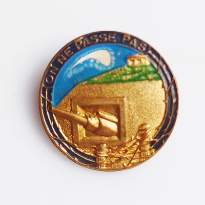 nsigne ligne maginot on ne passe pas.peint diametre 22 mm dos lis sans fabricqnt attache épingle  . prix 30 euros 