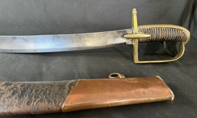 sabre hussard révolutionnaire detail  du fourreau en cuir noire .