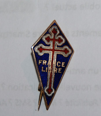insigne forces navals  françaises libres .fabrication anglaise marqué au dos petit modèle 33x 16 . prix :   vendu