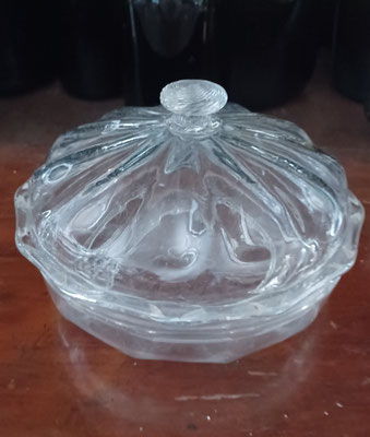 Bonbonnière en verre blanc XVIII° siècle  