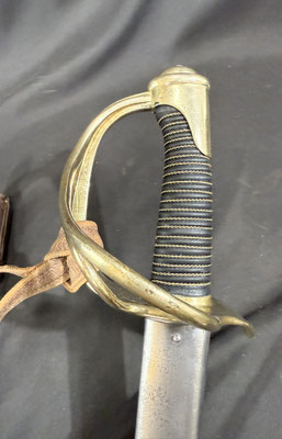 sabre cavalerie légere modele 1822 modifié 83 vue de la poignée et de la dragonne .