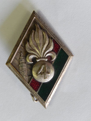  insigne 4 °REI. courtoi Paris embouti dos lisse Prix :10 euros 