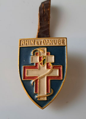 insigne sercive de santé rhin et danube .alu peint augis lyon .prix : 20 euros 