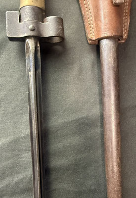 Baïonnette française Mle 1886-15 avec porte-baïonnette riveté