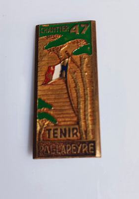 insigne chantier de la jeunesse groupement  47 tenir  pol lapeyre .drago paris nice  25 rue beranger  quelques petits manques de peinture .prix 90 euros 