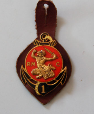 insigne 1° regiment marche du Cambodge .dos lisse drago 43 rue olivier metra depose .prix 60 euros 