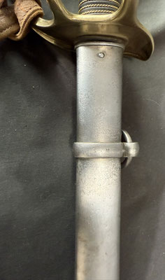sabre cavalerie légere modele 1822 modifié 83 vue du fourreau en fer et de l' anneau 