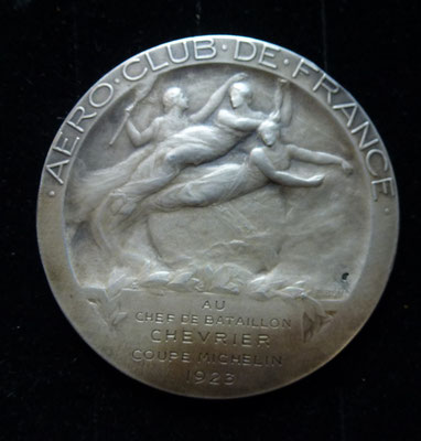 médaille en argent par E Blin  poids 54 gr diam : 5 cm  Aeroclub de france 1923 coupe Michelin attribué à un chef de bataillon Prix : 250 euros
