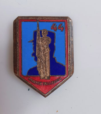 insigne chantier de la jeunesse  groupement 44 .drago beranger paris nice . dos lisse .prix 80 euros 