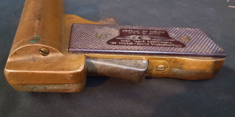 pistolet lance fusée Us M2 ww2 vue de la securité à la poignée 