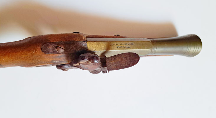 tromblon pistolet de voyage  à silex E.schesinger & Cnie Montevideo vue du marquage du canon 