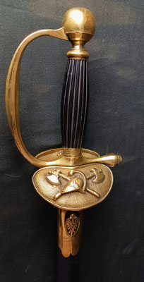 épéé d'officier de sapeur pompiers modéle 1816 plateau ornée d 'un casque et de 2 haches croisées 