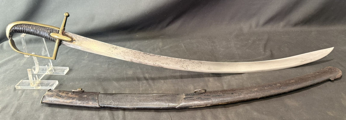 Lame courbe à dos plat et pans creux, portant un poinçon au faisceau de licteur