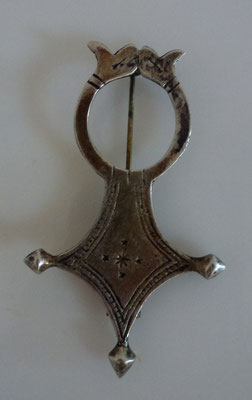 insigne croix d agadez en argent poinçonné (tete de hure ) 6.57 cm .prix 45 euros