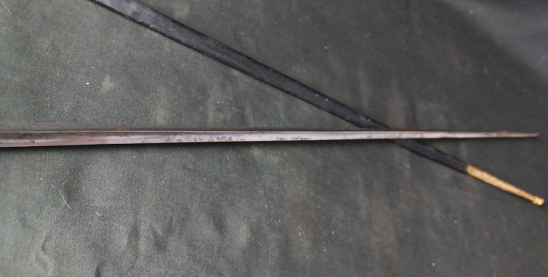 épée d’officier des poudres et salpêtres avec fourreau en cuir noir 