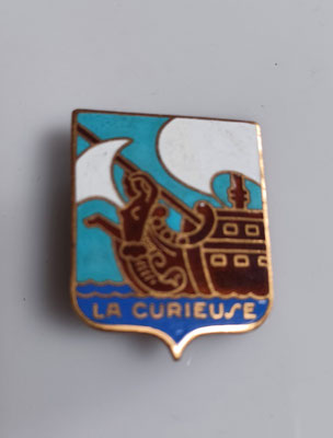 insigne marine la curieuse aviso drageur .dos grenelé a Augis lyon barthelemy.TBE prix 30 euros