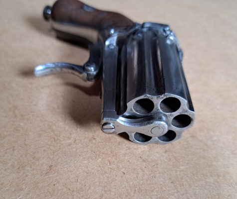 pistolet revolver poivriére vue des 6 canons 