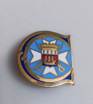 INSIGNE MARINE. CASSARD CONTRE TORPILLEUR. Poinçon AB DOS LIS DORé. TEB prix 15 euros 