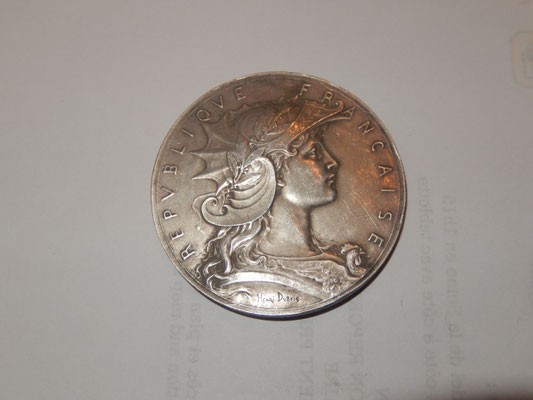 médaille  concours  de tir par  Henri Dubois .offert par le ministre de la guerre  en argent  66 gr  .diamètre 5 cm   vendu 