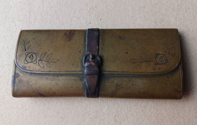 briquet en forme de porte monnaie artisanat de tranchée detail fermeture 